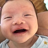 想问下各位妈妈给宝宝开空调吗？开多少度？宝宝今天刚满月，但是实在太热了，有34度了。