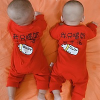 这么小就有镜头感，越大越有自己的小想法了。