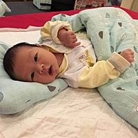 我的宝宝会笑了，过几天我们就满月了，月嫂阿姨也要走了，你要乖乖的哟，让妈妈好带点，少受点罪，爱你