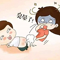 新生儿宝宝放屁夹屎怎么回事？ 孩子放屁多是因为吃到肚子过多的空气，多数是因为孩子吃奶后，宝妈没有拍...