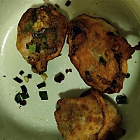 我说我饿了，他飕的起来问我吃啥？我说把剩下的饺子给我炸炸吃！结果一会端过来了！就是这样的！我勉强...