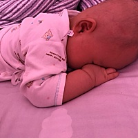 我家宝宝5个多月了，最近晚上睡觉都是趴着睡的，给她翻过来一会就又自己趴回去，晚上睡觉总得起来看看有...