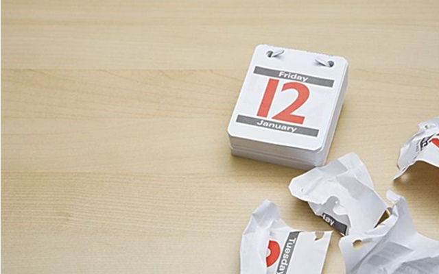 安全期避孕，真的安全吗？
“安全期避孕法”是一种传统的避孕方法，在避孕药和宫内节育器以及安全套问世之前是国内外常用的避孕方法之一。 
很多夫妻都认为安全期很安全，只在排卵期那几天实施避孕措施。这是通过计算女性排卵期是不使用避孕措施的自然避孕法，好处是不会对身体造成任何影响及副作用。 
但，“安全期”真的安全吗？
女性一般每个月经周期只有一个卵子排出，排出后可存活1-2天，精子在女性生殖道内一般可存活2-3天。有文献报道，单次性交后获得妊娠的时间为排卵前6天到排卵后3天，其中多数发生于排卵前3天之内。安全期避孕的原理就在于，避开女性排卵期，让小蝌蚪的旅行成为一次有去无回的观光之旅。 

我们经常会听到的安全期计算法，是类似“前七后八”或者“前三后四”这样简单的估算，但它只是基于最近的一个月经周期进行计算的。这样的算法要想准确，就要求女性的生理周期总要像时钟一样准点才行。而事实上，并不是所有女性都会规律地排卵，即使是规律排卵的女性，她们的生理周期也会受到环境、情绪、健康状况的影响而波动，实在难保完全准时。因此，这样的计算就会带来很大的误差。 
可能会导致“出人命”的一些因素　
1.经期同房一般不会导致怀孕，但经期有意外排卵的可能。
2.如果是处于绝经期年龄的女性，当阴道还有少量出血时，应在出血停止后第四天才可同房，因为这种出血可能是一次排卵引起。
3.如果是从口服避孕药改为生理期避孕的话，那么在停服避孕药后的头几个月，可能会出现额外排卵或不规则行经，所以这几个月应尽可能不采用安全期避孕。
4.许多疾病会改变女性的排卵时间，比如内分泌疾病、肾脏疾病等。如果在此期间内用安全期避孕，常可导致避孕失败。 
计算“安全期”看似没有副作用，但它受到生理周期波动等诸多不确定因素的影响，用来避孕效果实在不靠谱，一点也称不上“安全”。采用这一方法避孕的各位宝妈，要谨慎哦！