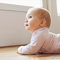 四个月宝宝竖着抱身体挺着头往后仰是怎么回事？ 头后仰说明宝宝的头部肌肉的控制力量太弱，控头不好，婴...