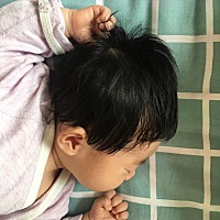 好久没发帖，我的天使宝宝28天了，依然很乖，晚上一觉到天亮，白天吃饱了睡，或者自己躺床上玩，老...