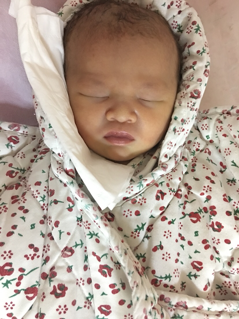 一直以来，几乎个个都说是女孩子，也没去查过是男还是女，啥数据都是假的，只有生下来才是准确的，唐筛，双顶径什么的，都是显示女孩子，在肚子里也真的是特别乖特别听话，胎动不明显，不过每次叫起床运动就会起来……啥症状都是显示女汉子！😄😄😄这双眼皮……太明显了吧😄😄😄😄😄😄不过七斤二两，不打无痛，那酸爽，简直了…………不舍得让我的肚皮开花严重，这么早就出来了，不愧是我的小情人😍❤️❤️😍❤️❤️