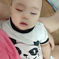 长大了，昨天早上我去上厕所了，去得时候是睡着的，等我出来的时候摔地上了，瞬间把我吓得半死，还好没...