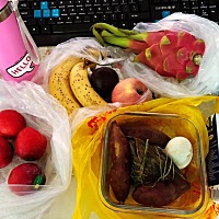 感觉自己被婆婆和老公当猪养了，一个早餐提两大袋子吃的，婆婆榨的这个新鲜黄豆浆挺好喝的，每天一...