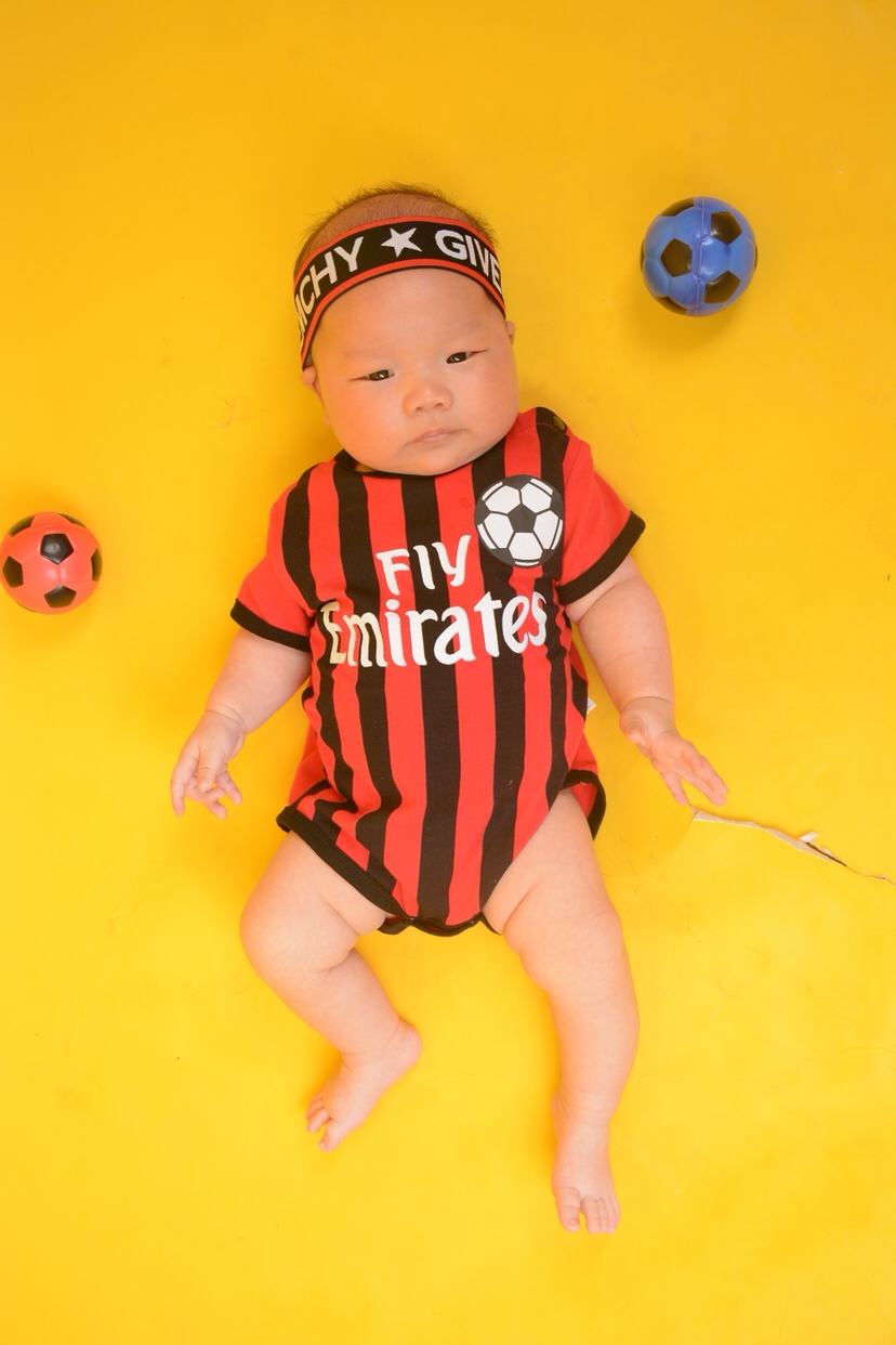 王成成，双满月了^_^ 15斤的小宝宝