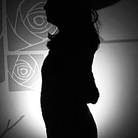 怀孕9周，一直感觉有感冒症状，头晕恶心想吐，最近几天感觉身体发冷，很难受，这个症状正常吗？