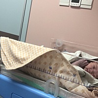 5.18生了女儿，我也是奇葩的奇葩，早上4.30肚子疼，测了宫缩5分钟一次，然后就洗澡洗衣服，对面结婚...