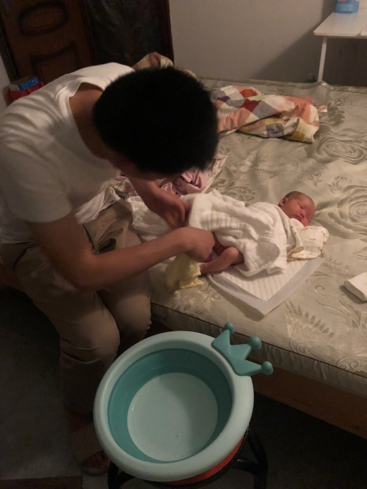 回家了爸爸给她换尿不湿洗便便。