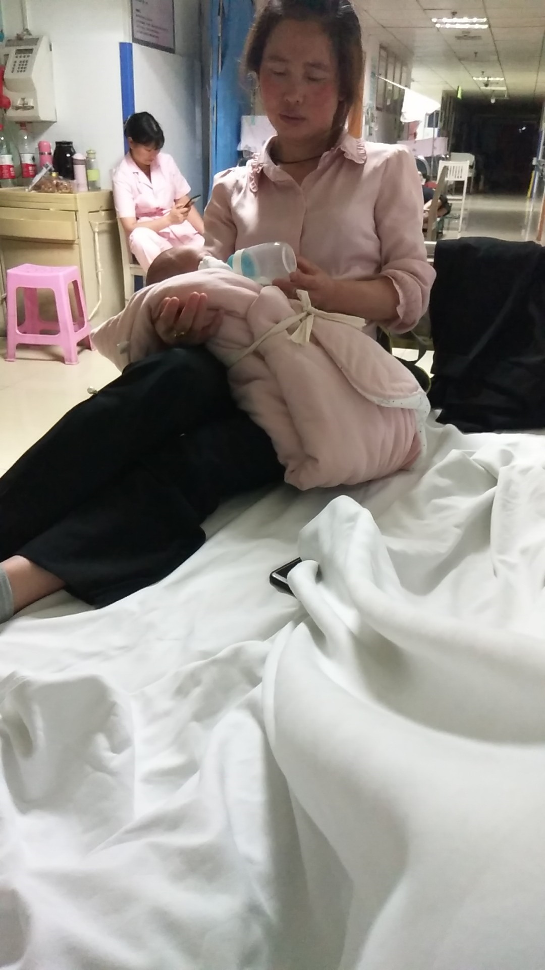 住院三天，婆婆全程照顾，我没有奶水婆婆喂奶粉，带着宝宝睡觉，挺辛苦的