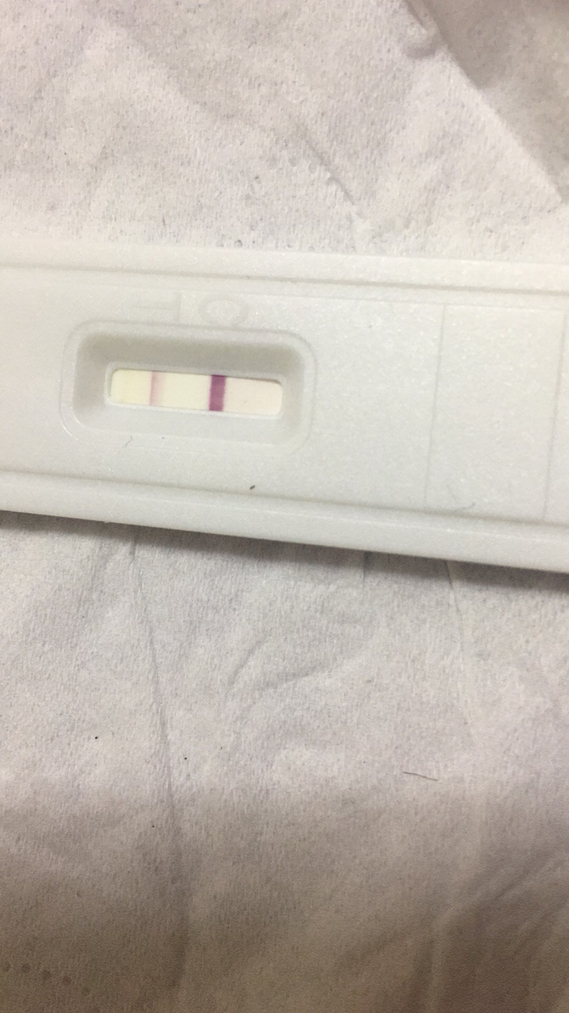 上个月是4月27左右来的月经、5月5结束的、今天刚好5月27...早上出了一点点黄色又带点血丝的东西、以为是来大姨妈了、结果就流了一点点...没了……还以为我得病了、就问了我一个在妇产科上班的同学、让我买验孕棒……这是有了还是没有？有了的话是多久了啊……我算了半天都没算清楚