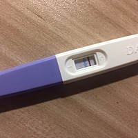 平时大姨妈周期都是28天，最近一次来姨妈是4月24日，应该5月22日回来，已经推迟5天了，验孕棒测的两根线...