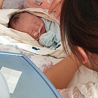 来还愿啦🙏5.23剖腹产男宝一枚，预产期提前11天，6斤6两，白白净净，宝宝5天啦，38周检查羊水偏少...