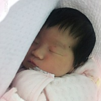 真是一天一个样😀，出生第二天。 所有的症状都不准，胎心一直140左右。肚子尖，妊娠线偏左，尿酸碱度...