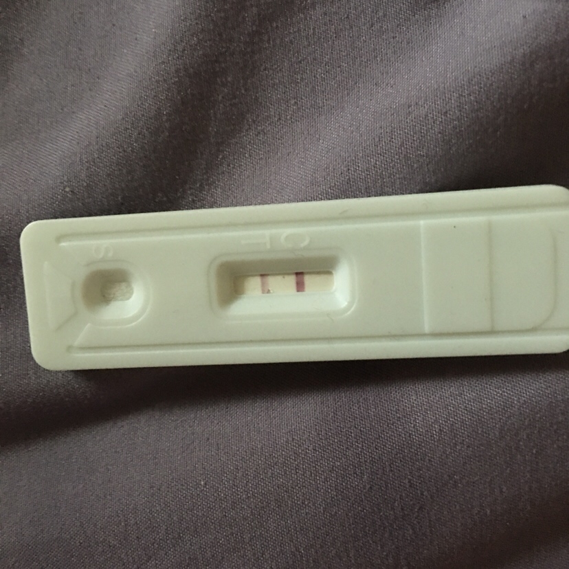 第一张是昨天的、第二张是今天的、从昨天开始就没停止过流黄黄的带血丝的东西、医生说有些宝妈们着床就会流、但是都流那么久么😰😰😰