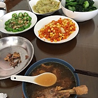 月子餐，婆婆煮的。你们坐月子有煮鸡酒喝吗？黄酒煮鸡，我一天一只鸡，煮一锅吃一天。