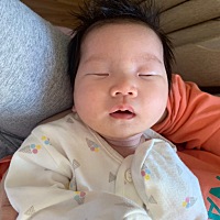 宝宝今天有点闹，怎么哄都不睡觉，抱着睡的香，一放下就拼命哭，是抱习惯了么，平时也有抱着哄睡觉，但...