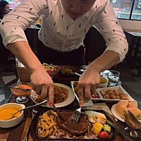 生完孩子，发现老公越来越好越来越爱我，只要有时间就会带我逛街，全程他抱着孩子，休息在家，洗衣服做...