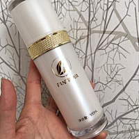 推荐一个超级无敌爆炸💥好用的锁水保湿乳液。 这是我现在用的一款含6胜肽的乳液 质地非常的轻薄，上...