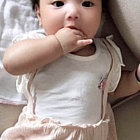 广东天气太热，头发又多，出生不到四个月剪了三次头发了，什么时候能扎小辫呀，哈哈，像弟弟不像妹...
