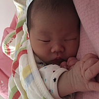 还有六天就满月了我们，时间过的好慢，广东这边的天气好热，每天都是一身汗加奶的酸臭味，每天晚上几次...