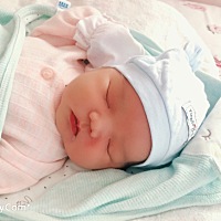 大头儿子回家啦！婆婆晚上主动抱去挨着他们睡，宝宝醒了再给抱过来，这为以后上班打下良好的开端！...