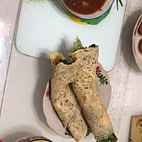 婆婆门前菜地自己种的生菜摘回来，就给我做了这个鸡蛋灌饼，真的是变着花样用心给我做饭吃了，婆婆...