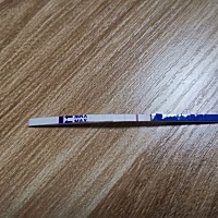 末次月经4.29，月经推迟四天了，腰酸肚子疼的，今天测了一下，求各位有经验的宝妈给看一下，这是有没有...