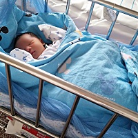 顺产将近8斤的小猪男宝宝，今天出院回家了