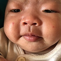 请问各位宝妈，宝宝这个是有问题吗还是正常的...这一两天起来早上眼睛上有点多，需要走医院去看吗？