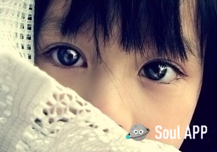 眼睛变好看的小技巧分享，做到轻松变美眼！
 
#soul变美攻略#
俗话说眼睛是心灵的窗户 不要再让眼镜阻碍你的美貌了!  
许多妹子眼睛明明很好看,偏偏被眼镜挡住了你好看的眼睛
眼镜戴久了还会压鼻梁!不要一边想着怎么挺鼻一边戴眼镜了!
我给大家讲几个技巧💡💡💡
1⃣准备运动，先眨眨眼睛，然后稍微用力的眯眼睛
2⃣眼睛用力往_上往下看
3⃣眼睛用力向左向右看
别用力过度了，到时候转不回来了
4⃣用眼神画正方形
5⃣用眼神快速画圈
6⃣手指放在眼前，视线随手指远近移动