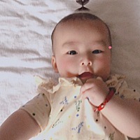 5个半月了还是每天吐奶，一天吐5，6次，心疼的要命。我的小可爱，只要你健康快乐，妈妈做什么都愿意...