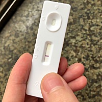 5月2号来的月经，21号排卵期，29号测了一下大白板～今天早上又测了一下没有就把试纸放在那里没管～刚刚...