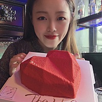 今天是粑粑麻麻结婚一周年，也是小玉米的节日。以后每年都要一起过节啦😂🎉🎉🎉