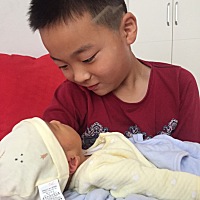 报喜啦！5月27号下午 顺产 男孩，5.86斤！二胎一样觉得生孩子不是一般的痛。哥哥好开心：“终于有自...