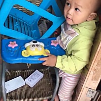 古灵精怪 他的车里放了—— 我的包包，一盒面膜，一盒防晒，一盒原液，一个凳子，三盒牛奶～ 推着车就要...