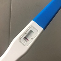 5月开始备孕二胎 这个刚测了放那里感觉只有一条 我后来去洗脸洗澡后看了下 竟然有一条淡淡的粉色 已经超...