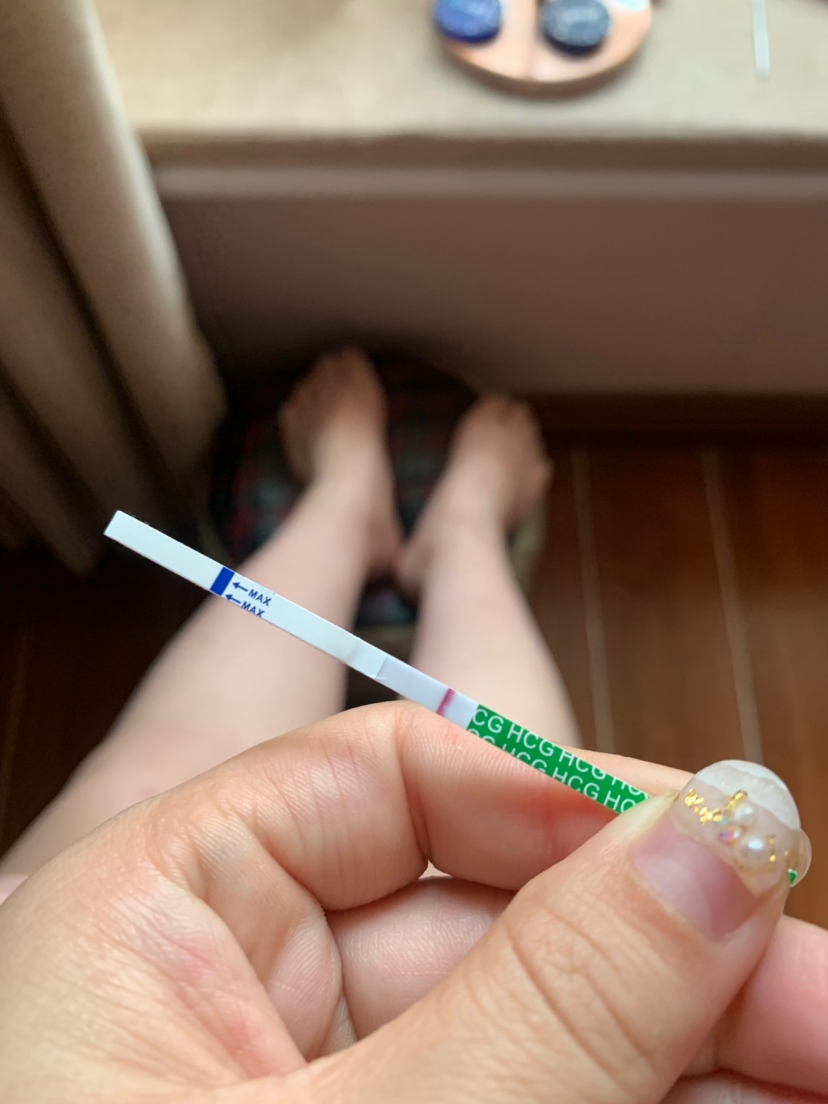 末次月经是5月7号 ，还有4天来月经。今天早上测的第二道不太明显。这几天咪咪头可疼，早上总是觉得