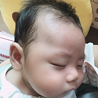 如果侧喂奶宝宝表情不对劲不喝一定要侧抱起来竖着打嗝，不然吐奶吐到你怀疑人生，还得洗洗刷刷床单，还...