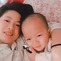 只要躺床上就往你身上粘，带娃在家做任务天百来，保住开销也很满足了