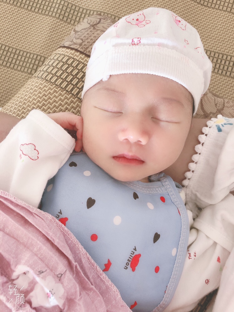 小宝已经八天了，昨天居然自己能翻身了，也太神奇了吧。刚生下来要吃30毫升的奶，现在要吃90毫升，妈妈的小宝你也太会吃了吧，妈妈奶水都不是很够哟，有什么办法下奶快的呀。