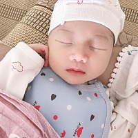 小宝已经八天了，昨天居然自己能翻身了，也太神奇了吧。刚生下来要吃30毫升的奶，现在要吃90毫升，妈妈...