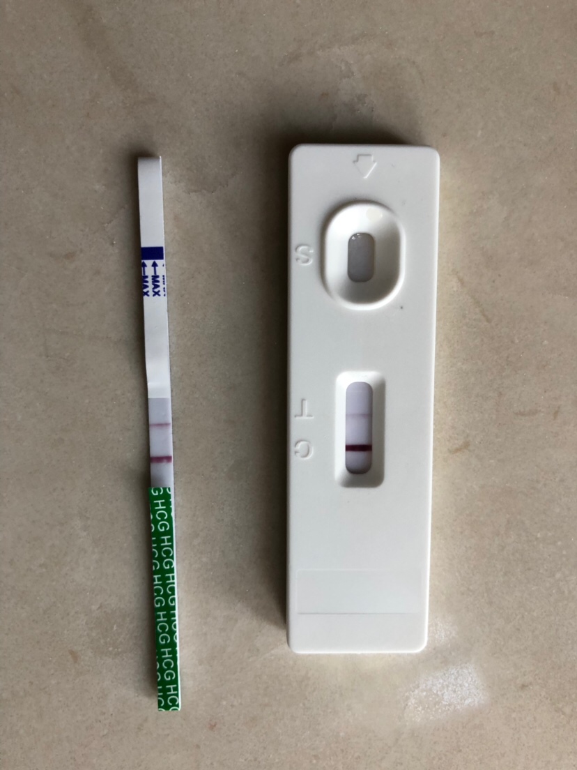 月经显示今天来，打算今天去婚检测了一下试纸显示一深一浅是不是怀孕了？