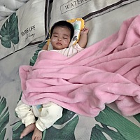 话说所以宝宝睡觉脚跟手都是这样摆的吗？😳忽略我家宝宝脸上涂的炉甘石😂