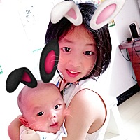 宝宝今天两个月了，脸上长了好多湿疹！宝妈们知道用什么方法治疗吗？看着宝宝痒好心疼，可医生却说没事...