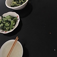月子第16天，吃的青菜 呛的黄瓜，黄瓜凉一口没吃，生完孩子到现在已经瘦了28斤了，比孕前还瘦，跟婆...