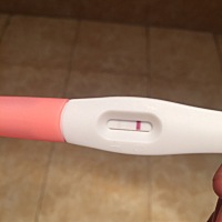 明天就是月经期，今早又测了一遍，结果如下⬇️到底有还是没有呀😂？这个好奇心呀😄🙂️。昨天测...